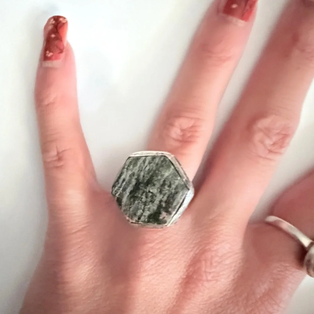 New Artisan Chrysotile in Serpentine Hexagonal Stone 925 Sterling Silver Ring